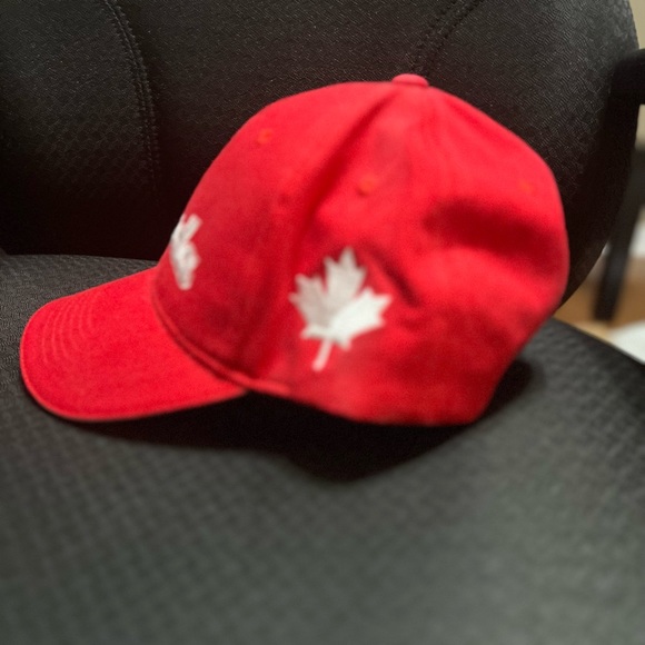 Canada Hat - Picture 2 of 2